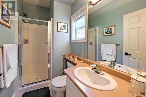 2250 Shannon Hills Place, West Kelowna, BC - Indoor Photo Showing Bathroom