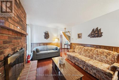 69 Plum Brook Crescent, Toronto, ON - Indoor Photo Showing Living Room