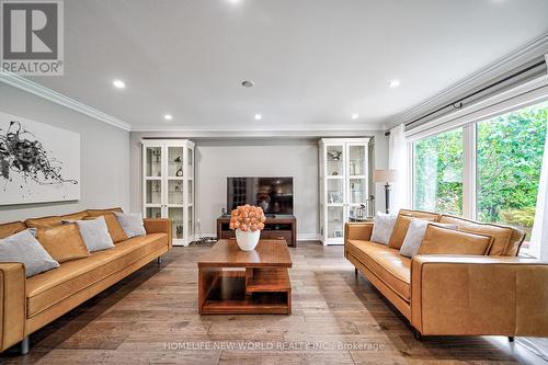 2297 Carpenters Circle, Oakville, ON - Indoor Photo Showing Living Room