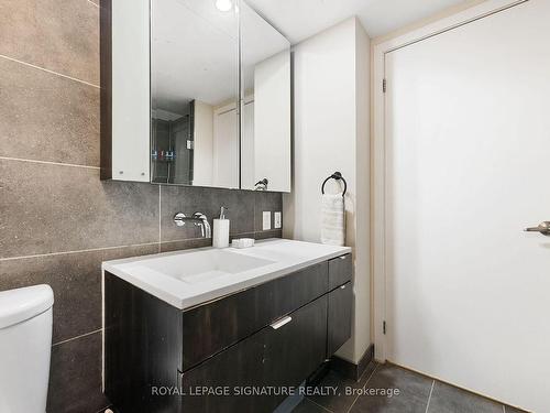 204-508 Wellington St W, Toronto, ON - Indoor Photo Showing Bathroom