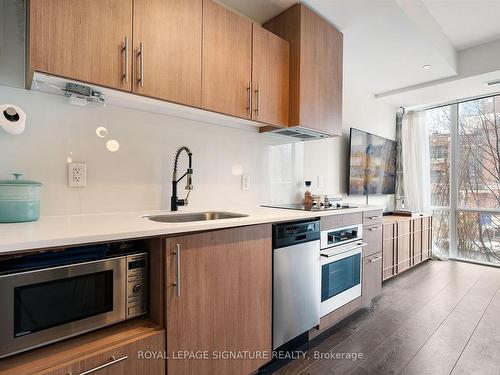 204-508 Wellington St W, Toronto, ON - Indoor Photo Showing Kitchen