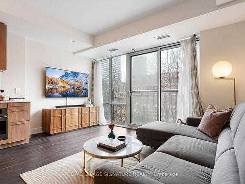 204-508 Wellington St W, Toronto, ON - Indoor Photo Showing Living Room