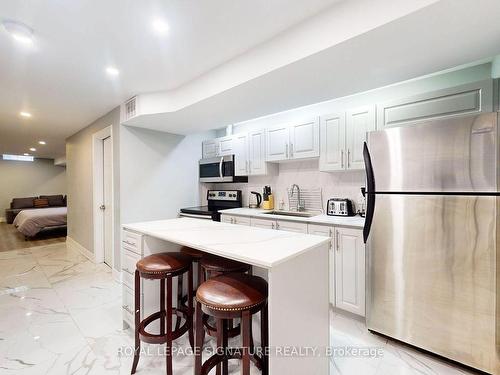 3350 Sunlight St, Mississauga, ON - Indoor Photo Showing Kitchen