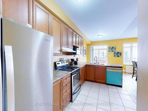3350 Sunlight St, Mississauga, ON - Indoor Photo Showing Kitchen With Double Sink