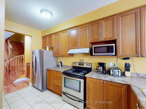 3350 Sunlight St, Mississauga, ON - Indoor Photo Showing Kitchen