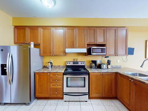 3350 Sunlight St, Mississauga, ON - Indoor Photo Showing Kitchen