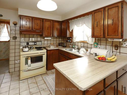 2406 Cashmere Ave, Mississauga, ON - Indoor Photo Showing Kitchen With Double Sink