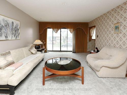 2406 Cashmere Ave, Mississauga, ON - Indoor Photo Showing Living Room