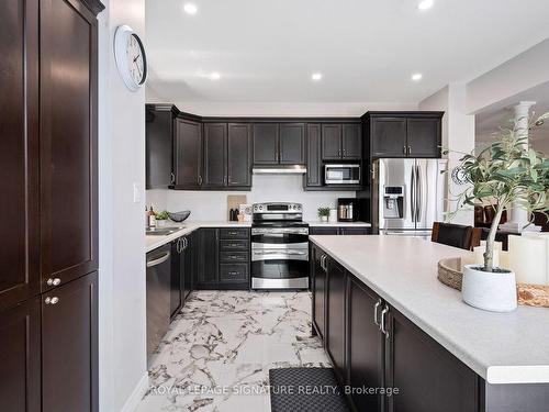 39 Weathering Hts, Hamilton, ON - Indoor Photo Showing Kitchen With Upgraded Kitchen