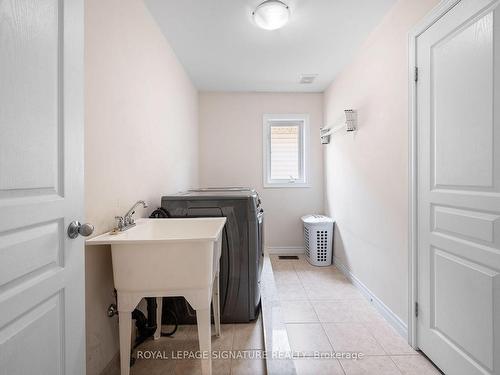39 Weathering Hts, Hamilton, ON - Indoor Photo Showing Laundry Room