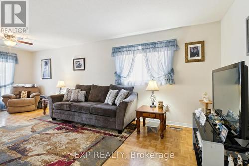 15 Peace Valley Crescent, Brampton, ON - Indoor Photo Showing Living Room