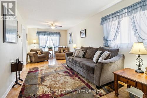 15 Peace Valley Crescent, Brampton, ON - Indoor Photo Showing Living Room