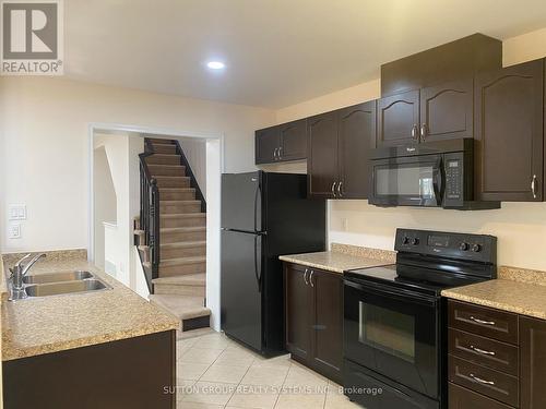 39 Suitor Court, Milton (Willmott), ON - Indoor Photo Showing Kitchen With Double Sink