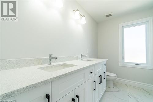 193 Whelan Avenue, Amherstburg, ON - Indoor Photo Showing Bathroom