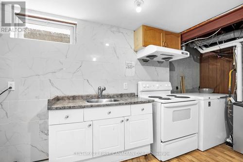 18 Jena Crescent, London, ON - Indoor Photo Showing Kitchen