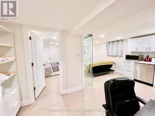 168 Ruggles Avenue, Richmond Hill, ON - Indoor Photo Showing Kitchen