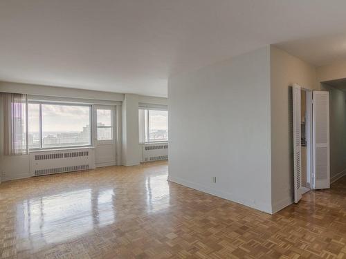 Living room - 1810-3555 Ch. De La Côte-Des-Neiges, Montréal (Ville-Marie), QC - Indoor Photo Showing Other Room