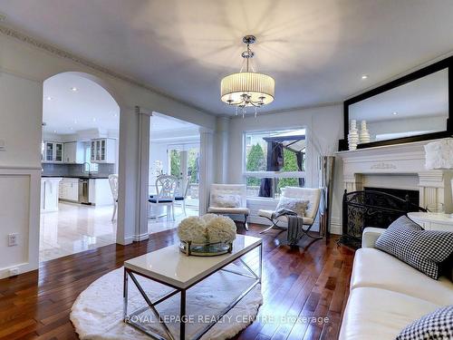 2811 Guilford Cres, Oakville, ON - Indoor Photo Showing Living Room