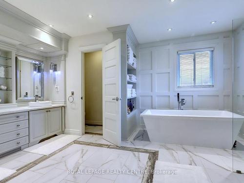 2811 Guilford Cres, Oakville, ON - Indoor Photo Showing Bathroom