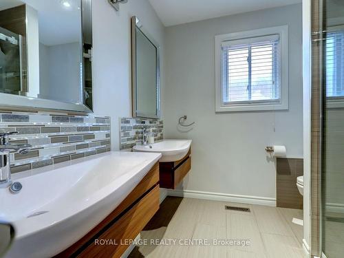 2811 Guilford Cres, Oakville, ON - Indoor Photo Showing Bathroom