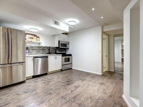 2811 Guilford Cres, Oakville, ON - Indoor Photo Showing Kitchen