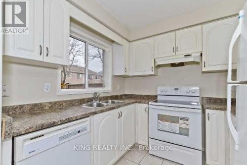 6415 Saratoga Way, Mississauga, ON - Indoor Photo Showing Kitchen With Double Sink