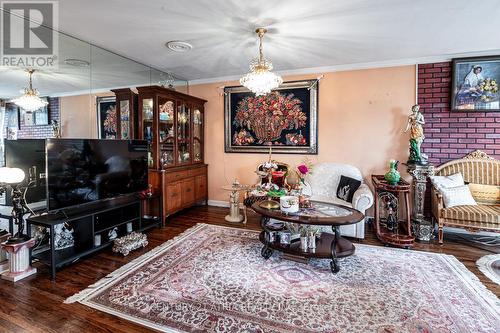 230 Axminster Drive, Richmond Hill (Crosby), ON - Indoor Photo Showing Living Room