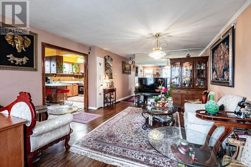 230 Axminster Drive, Richmond Hill, ON - Indoor Photo Showing Living Room