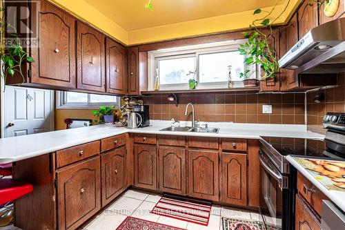 230 Axminster Drive, Richmond Hill (Crosby), ON - Indoor Photo Showing Kitchen With Double Sink