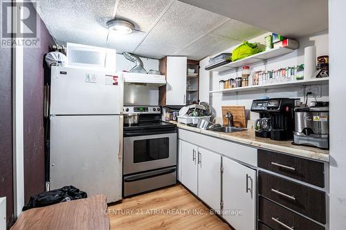 230 Axminster Drive, Richmond Hill (Crosby), ON - Indoor Photo Showing Kitchen With Double Sink