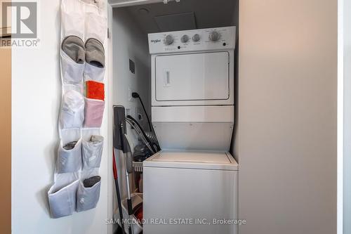 1004 - 1 Cardiff Road, Toronto, ON - Indoor Photo Showing Laundry Room