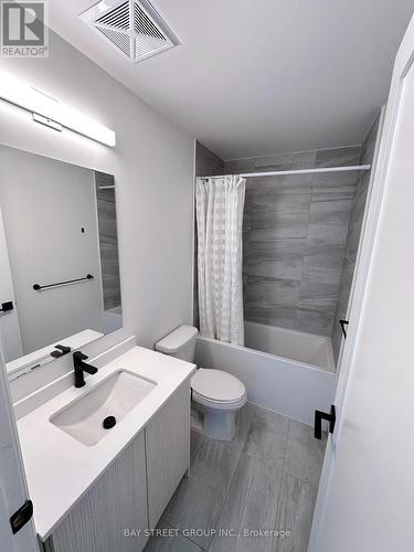 202 - 2369 Danforth Avenue, Toronto, ON - Indoor Photo Showing Bathroom