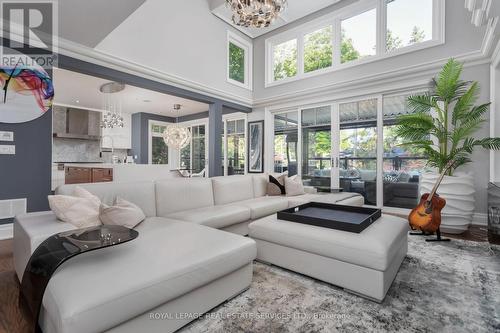 34 Nottingham Drive, Toronto, ON - Indoor Photo Showing Living Room