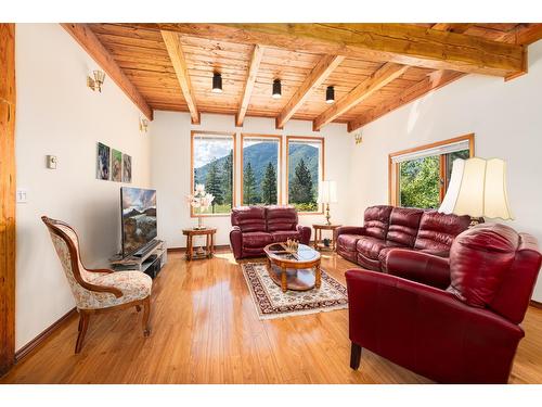 2093 Corn Creek Road, Creston, BC - Indoor Photo Showing Living Room