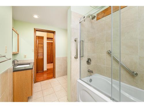 2093 Corn Creek Road, Creston, BC - Indoor Photo Showing Bathroom