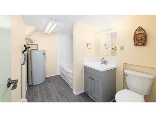 2093 Corn Creek Road, Creston, BC - Indoor Photo Showing Bathroom