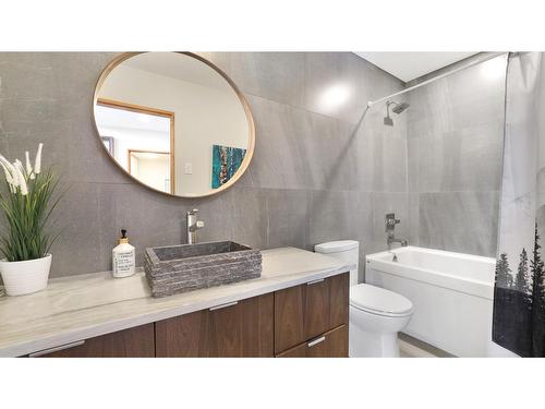 2160 Kootenay 3 Road, Windermere, BC - Indoor Photo Showing Bathroom