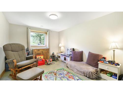 2160 Kootenay 3 Road, Windermere, BC - Indoor Photo Showing Living Room