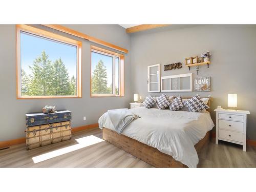 2160 Kootenay 3 Road, Windermere, BC - Indoor Photo Showing Bedroom