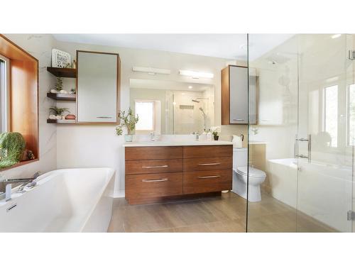 2160 Kootenay 3 Road, Windermere, BC - Indoor Photo Showing Bathroom