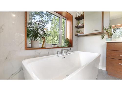 2160 Kootenay 3 Road, Windermere, BC - Indoor Photo Showing Bathroom
