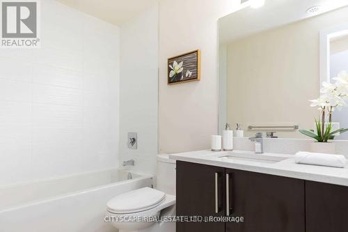 1074 Lansdowne Avenue, Toronto, ON - Indoor Photo Showing Bathroom