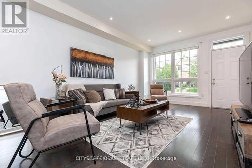 1074 Lansdowne Avenue, Toronto, ON - Indoor Photo Showing Living Room