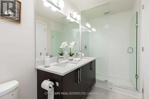 1074 Lansdowne Avenue, Toronto, ON - Indoor Photo Showing Bathroom