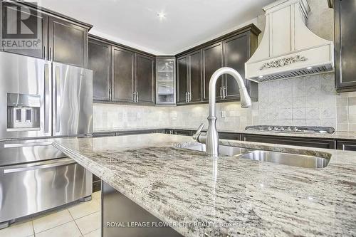609 Gibson Crescent, Milton, ON - Indoor Photo Showing Kitchen With Double Sink With Upgraded Kitchen