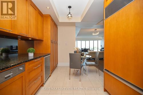 618 - 2095 Lake Shore Boulevard W, Toronto, ON - Indoor Photo Showing Kitchen