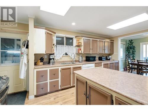 4816 South Grandview Flats Road, Armstrong, BC - Indoor Photo Showing Kitchen