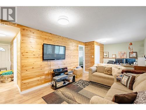 4816 South Grandview Flats Road, Armstrong, BC - Indoor Photo Showing Living Room