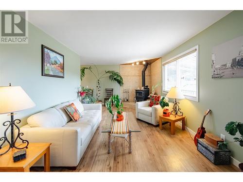 4816 South Grandview Flats Road, Armstrong, BC - Indoor Photo Showing Living Room