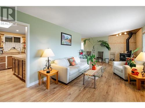 4816 South Grandview Flats Road, Armstrong, BC - Indoor Photo Showing Living Room